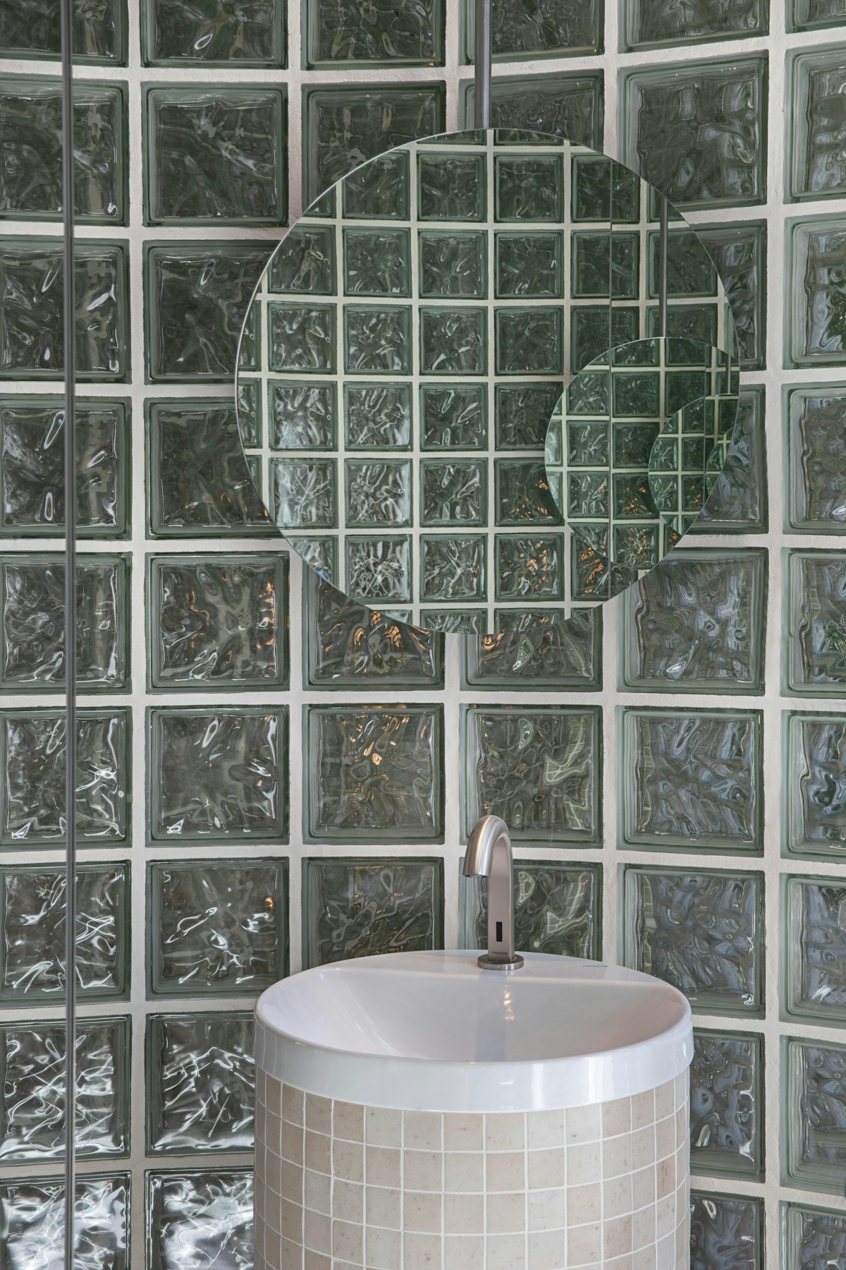 Mosaic Hisbalit ốp bồn rửa và bồn tắm trong không gian Zooco