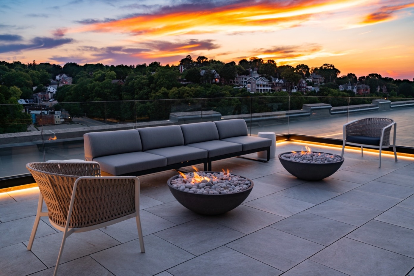 Rooftop Track & Pedestal System for Reinforced Porcelain Paver Flat-Roofs & Balconies