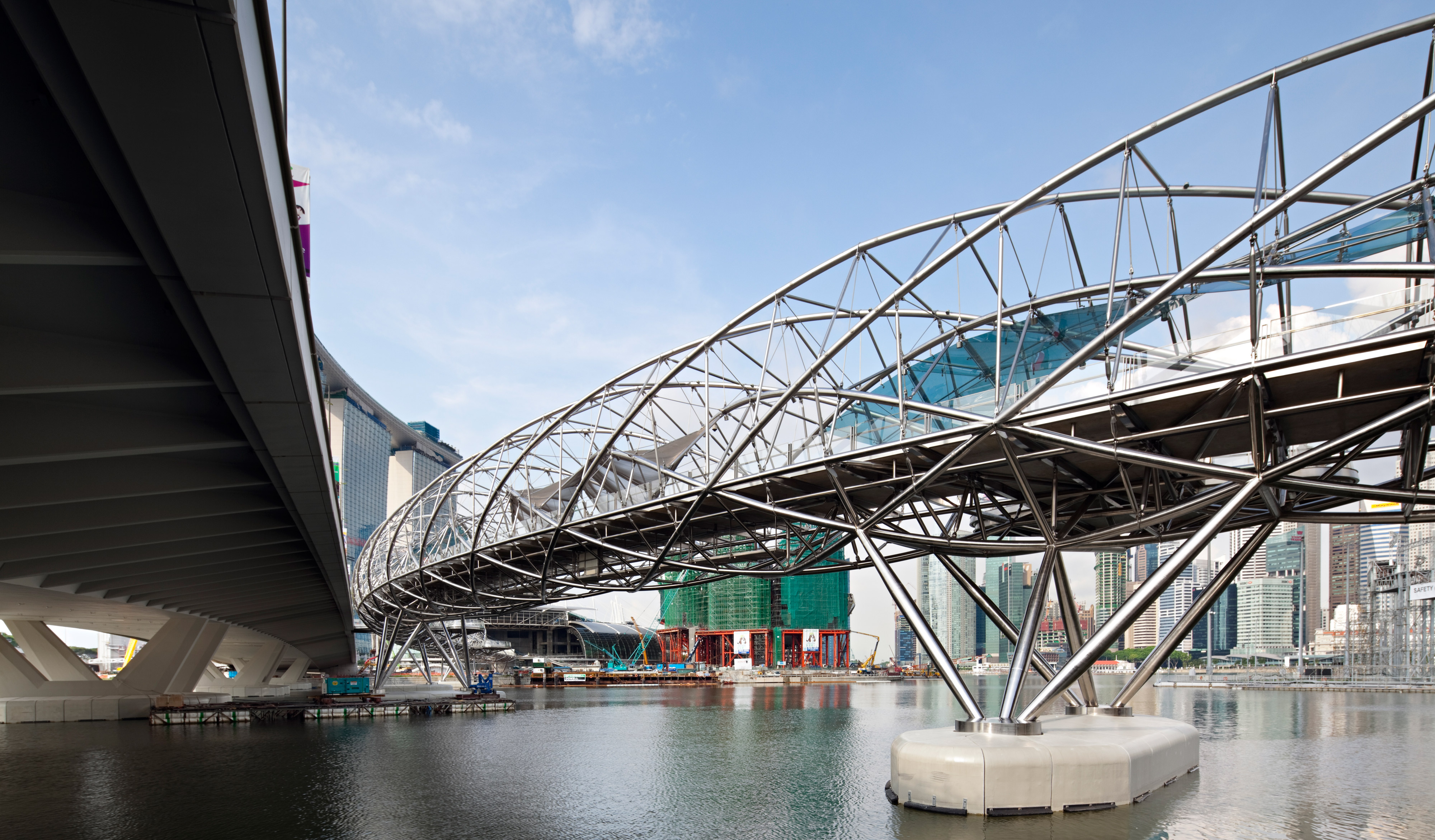 Acbridge что это. Пешеходный мост Helix Bridge. Мост Хеликс в Сингапуре. Архитектура Сингапура мост. Мост Хеликс Сингапур материалы строительства.