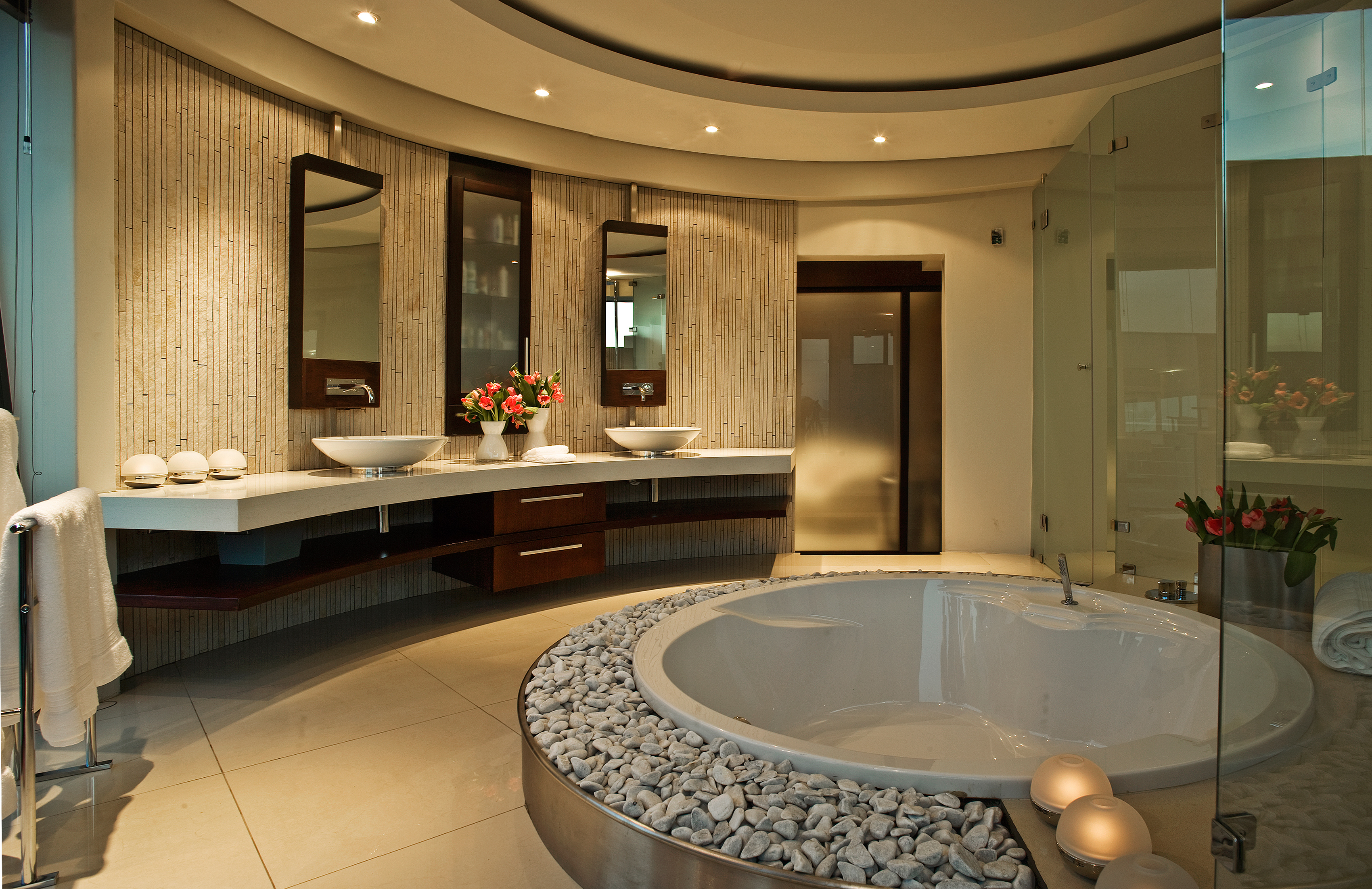 Квартира с большой ванной. Luxury Mansion Interior ванная. Роскошные Ванные комнаты. Роскошная ванная комната. Круглая ванна в интерьере.