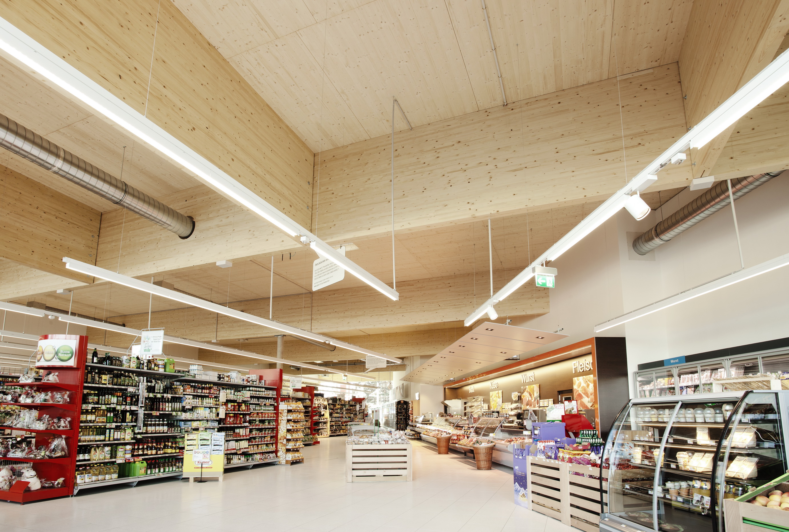 Купить потолки для магазина. Потолок супермаркета. Потолок в продуктовом магазине. Потолок в магазине. Освещение в магазине продукты.