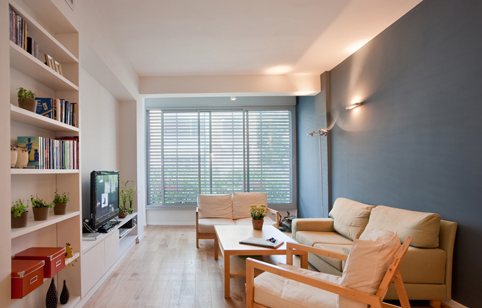 Современный стиль в интерьере. Состоящие из двух жилых комнат. Яркий диван в интерьере гостиной. Жилая комната. Состоящие из двух жилых комнат.