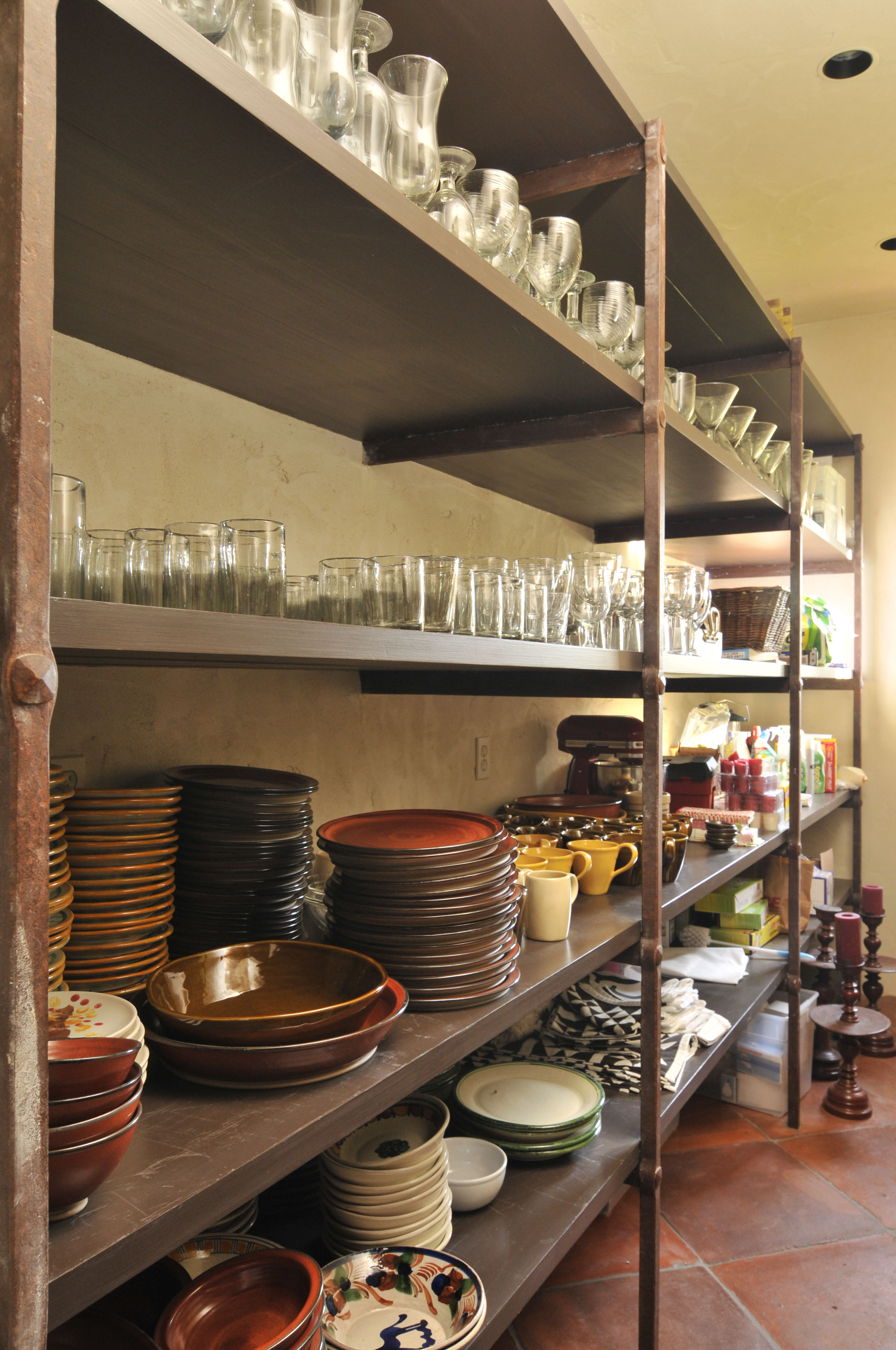витрина для тарелок в магазине. хранение посуды в кладовой. кладовка для посуды. глиняная посуда на полках. магазин кладовая посуды.