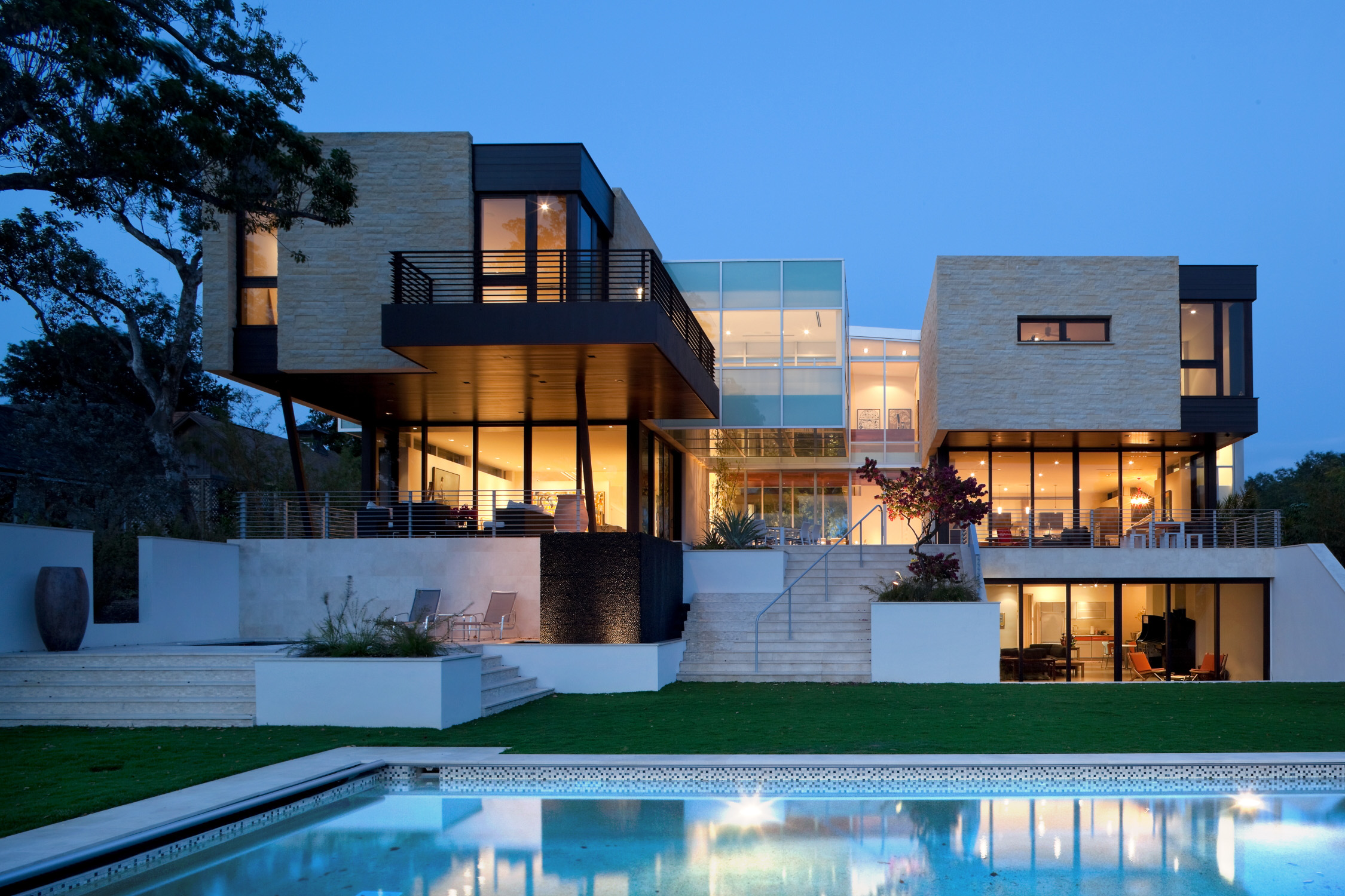 Крутой дом картинка. Четырёхэтажный особняк с бассейном в Нью-Йорке. Modern Mansion Лос Анджелес. Модерн Хаус концепт. Особняк в современном стиле.