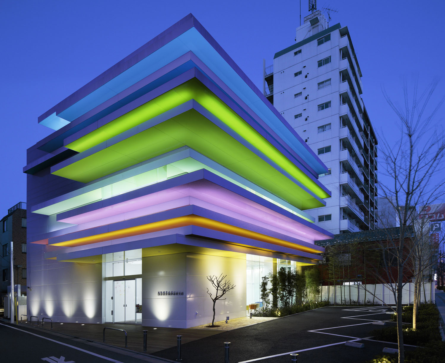 Modern color. Филиалы банка Sugamo Shinkin Bank в Токио. Sugamo Shinkin Bank, Токио, Япония. Sugamo Shinkin Bank в Кавагути. Здание банка Sugamo Shinkin в Кавагути.