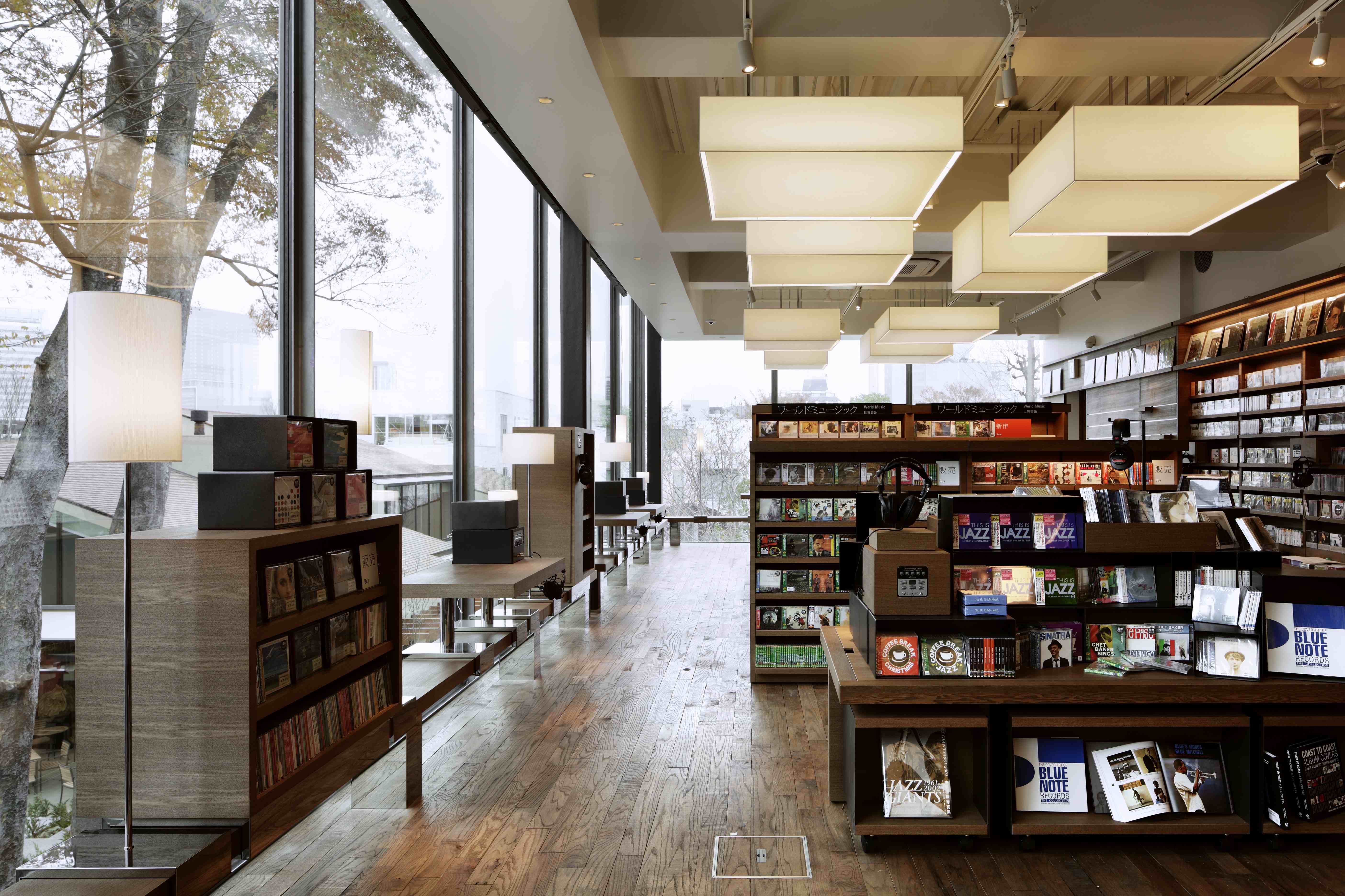 Книжный магазин архитектура. TSUTAYA Токио. Токио TSUTAYA магазин. Книжный магазин дизайн. Книжный магазин в Токио.