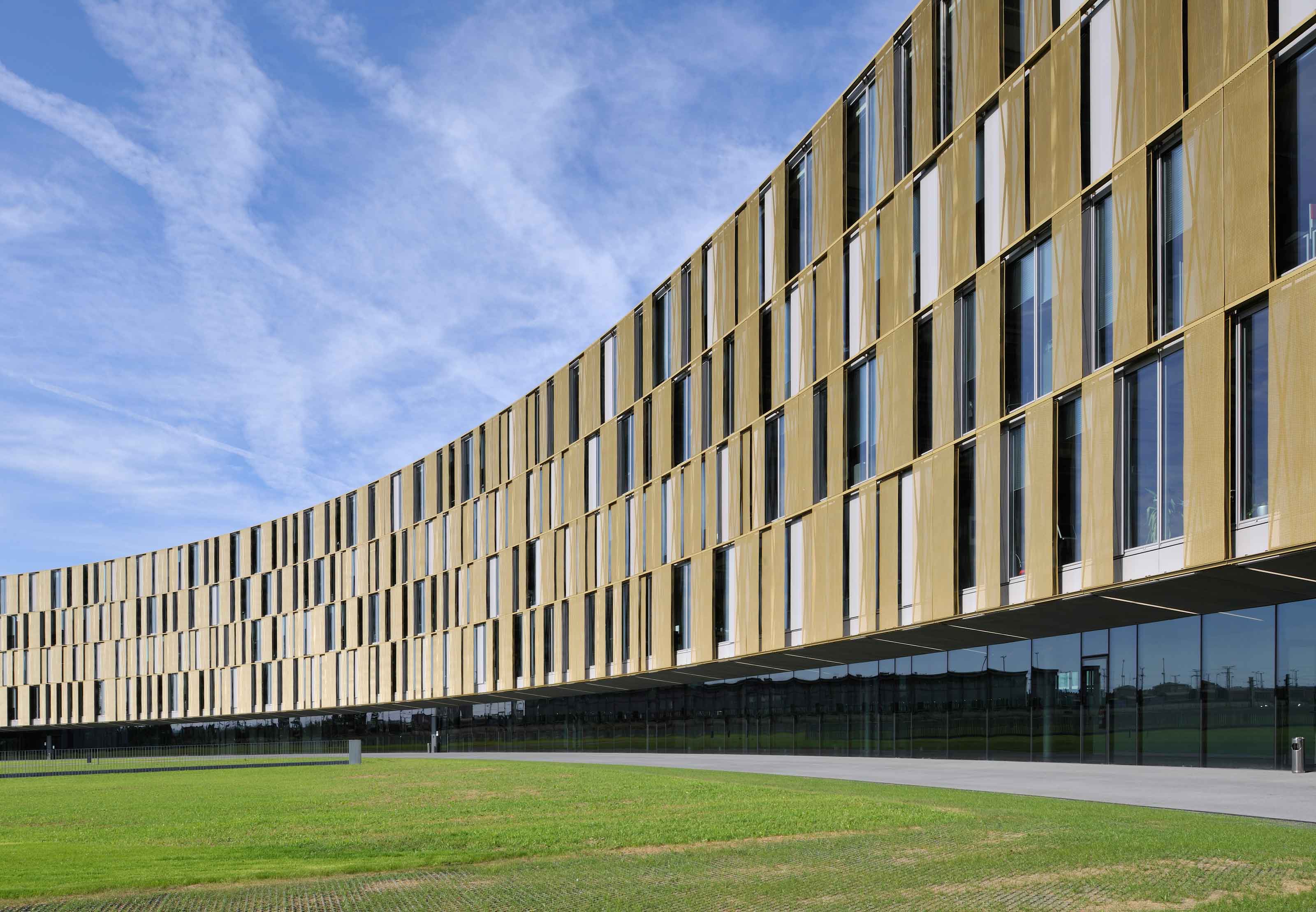 Солнцезащитные панели на фасад. Солнцезащита. Ламель фасадная renson. Татпроф солнцезащитные ламели. Солнцезащитные ламели сиал.