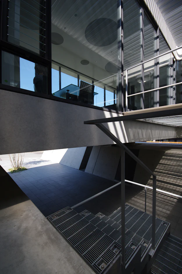 Strapping Structures: 7 Earthquake-Resistant Buildings in Japan ...