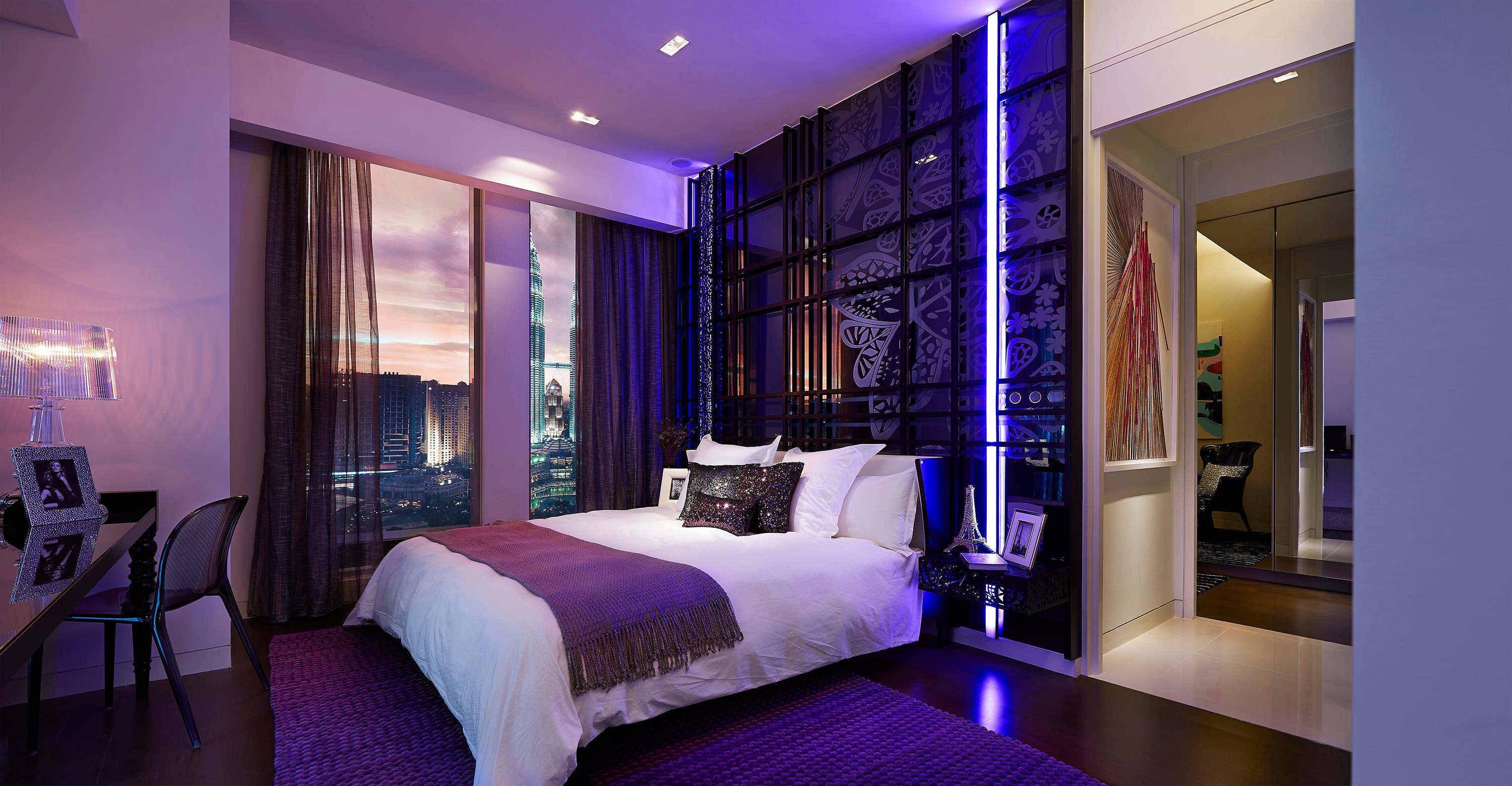 Темная красивая комната. Спальня в фиолетовых тонах. Спальня в сиреневых тонах. Фиолетовый интерьер спальни. Спальня в фиолетовом цвете.