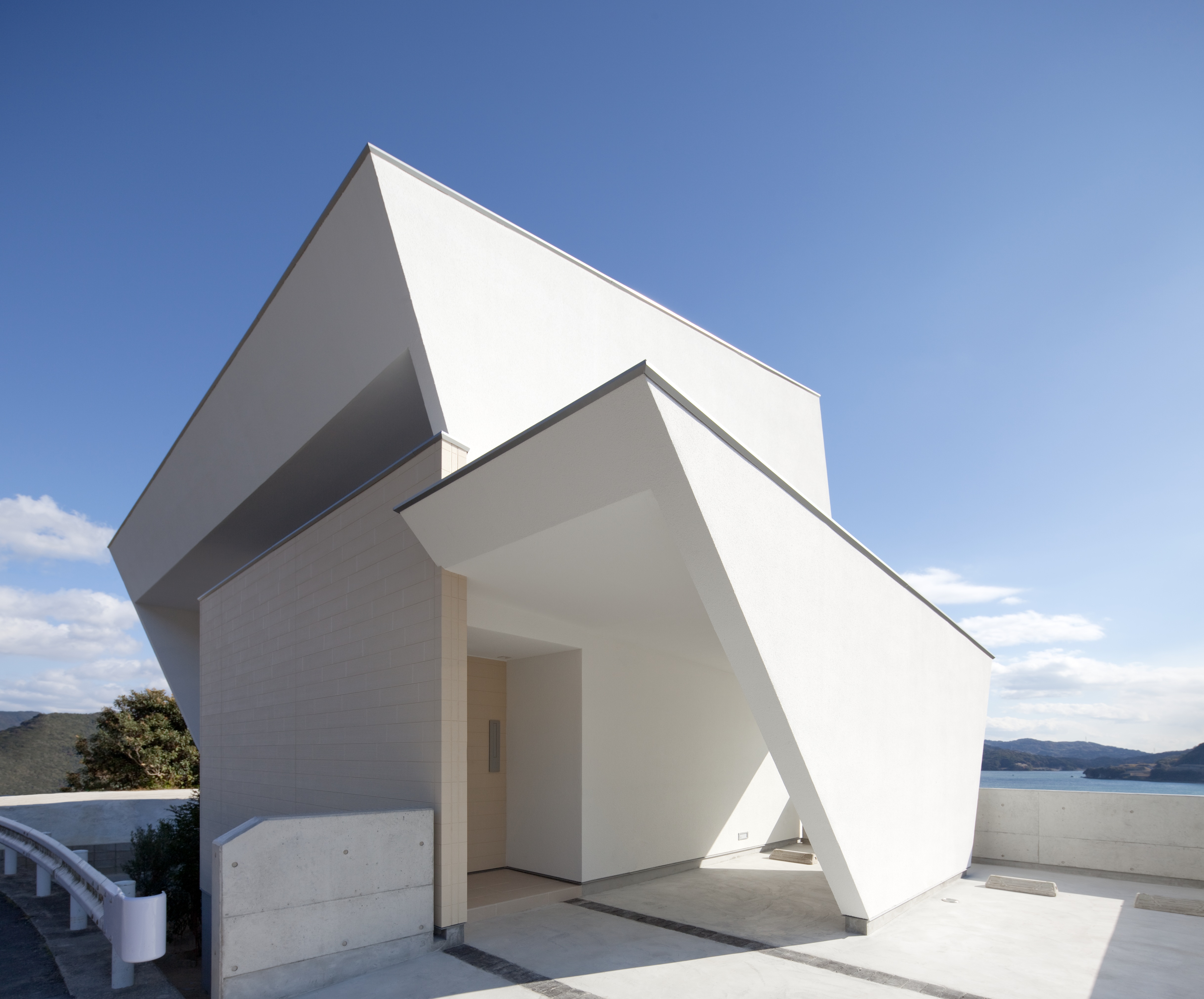 First architecture. Масахико Сато Архитектор. Дом в минималистическом стиле в Японии. Японские Архитекторы минималисты. Ассиметричная архитектура построек в Японии.