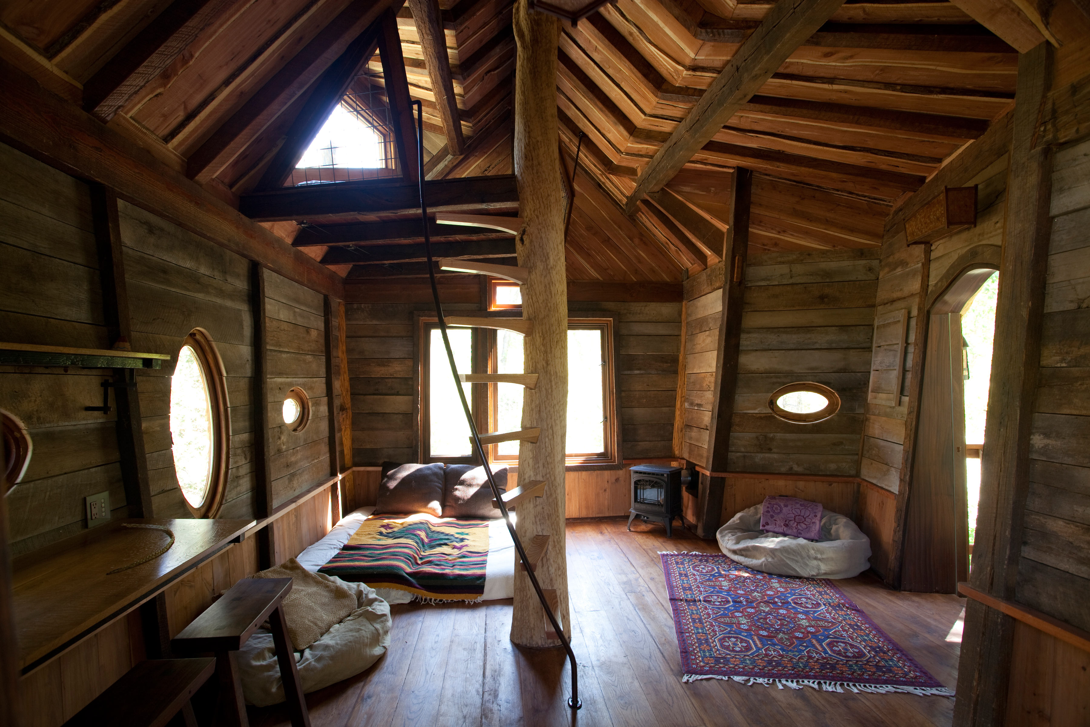 Дом муна. Домик на дереве внутри. Маленький деревянный домик внутри. Лесной домик внутри. Уютный деревянный домик внутри.