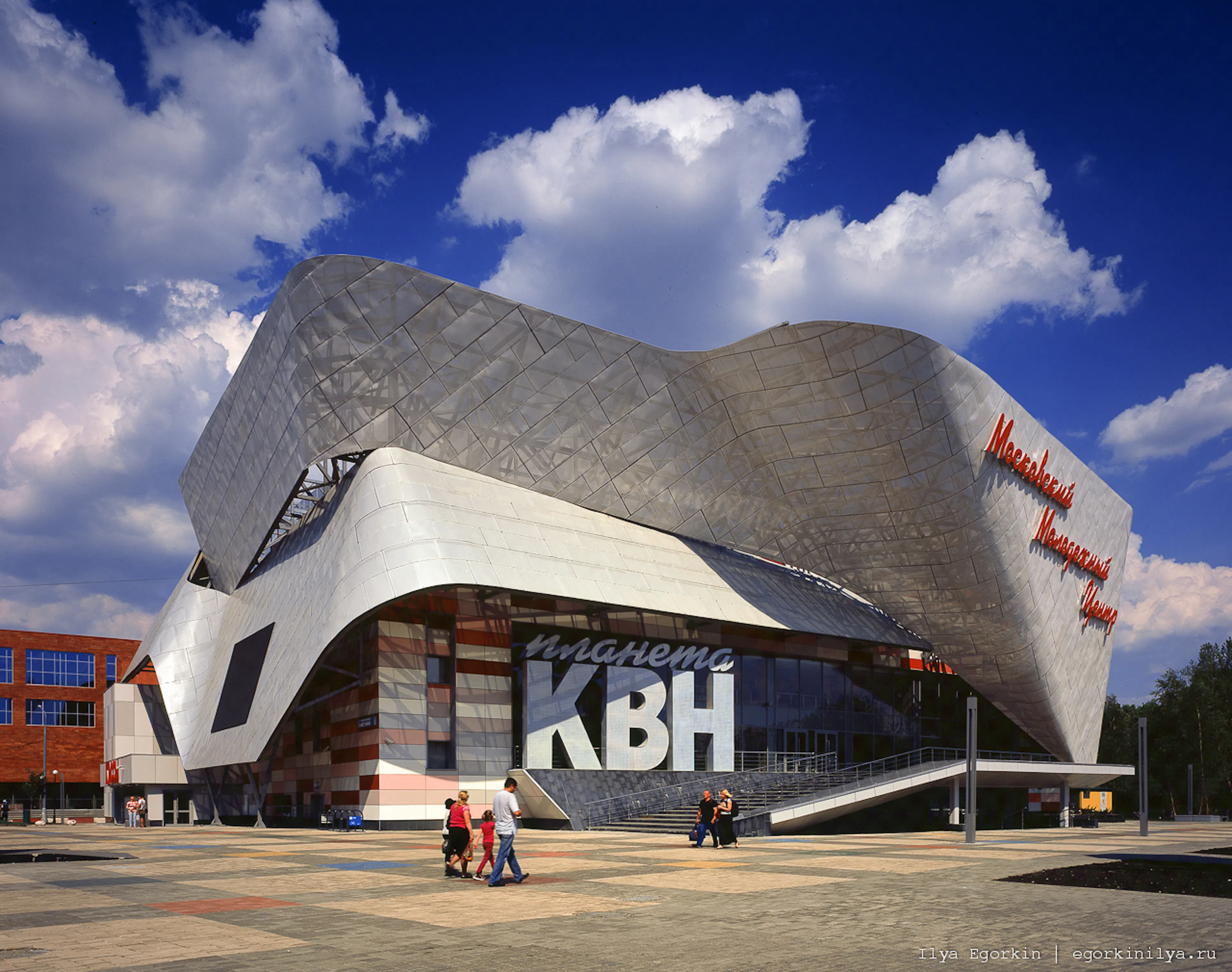 Pedestrian green bridge in Almaty — 1