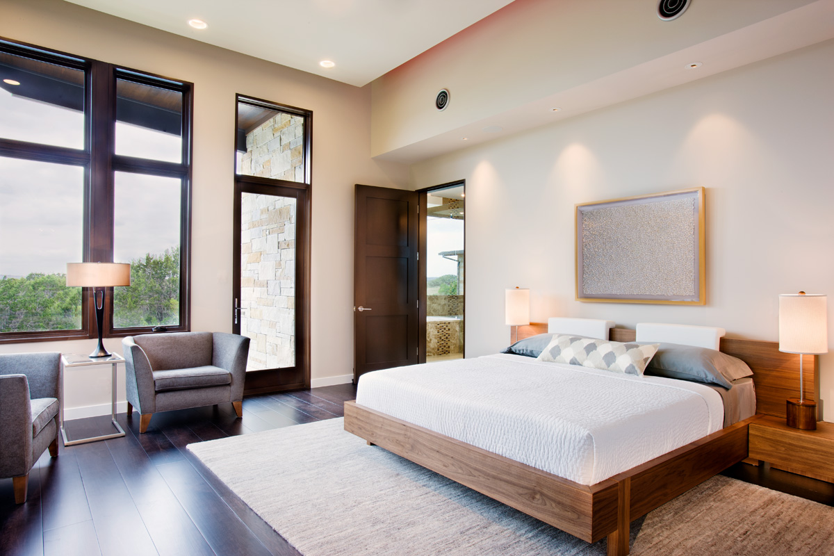 Спальня с коричневым окном