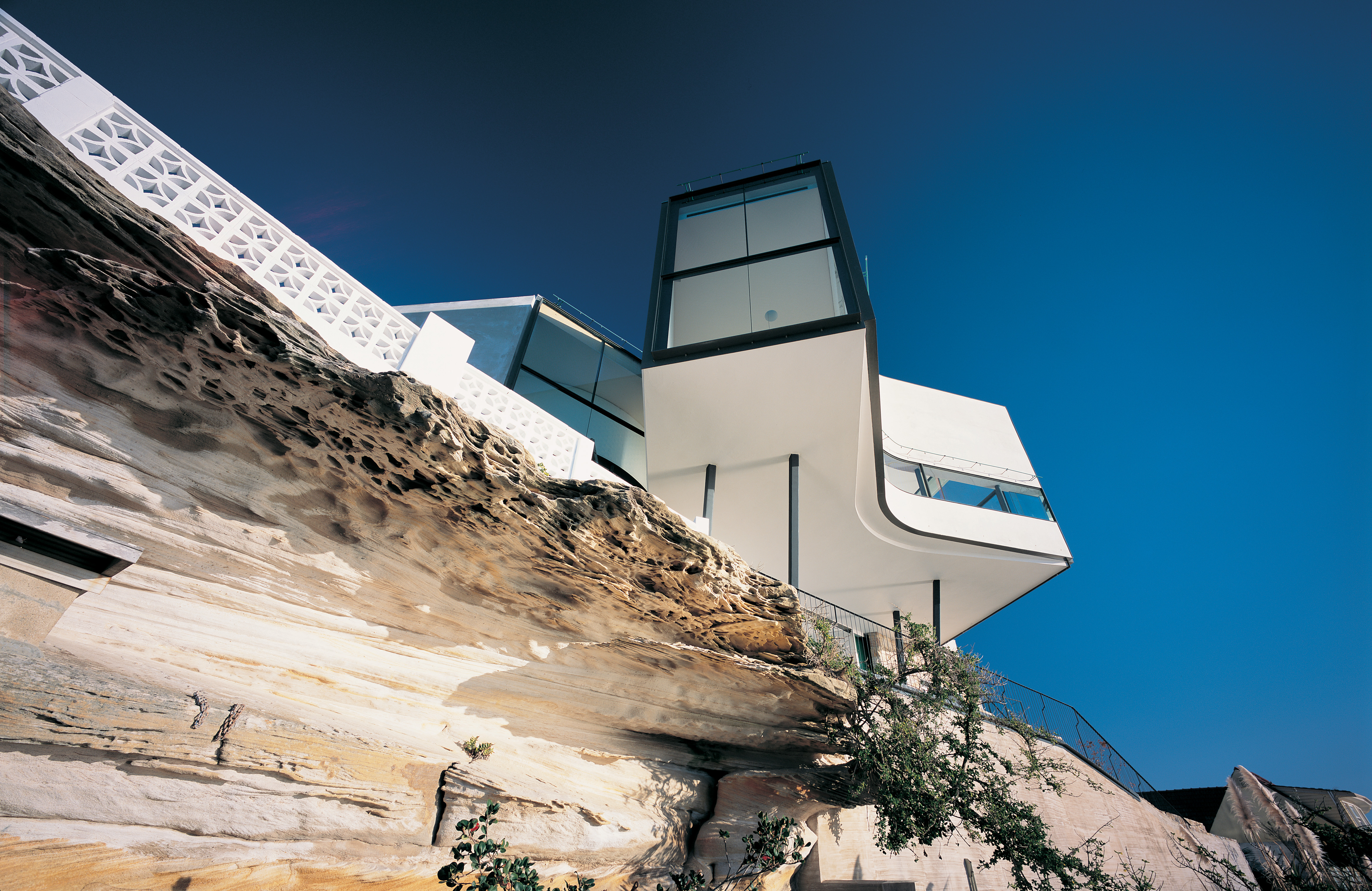 Гослинг домик под скалой. Дом Холмана в Dover heights (Австралия). Cliff House, Австралия. Дом на скале Австралия. Дом на склоне.