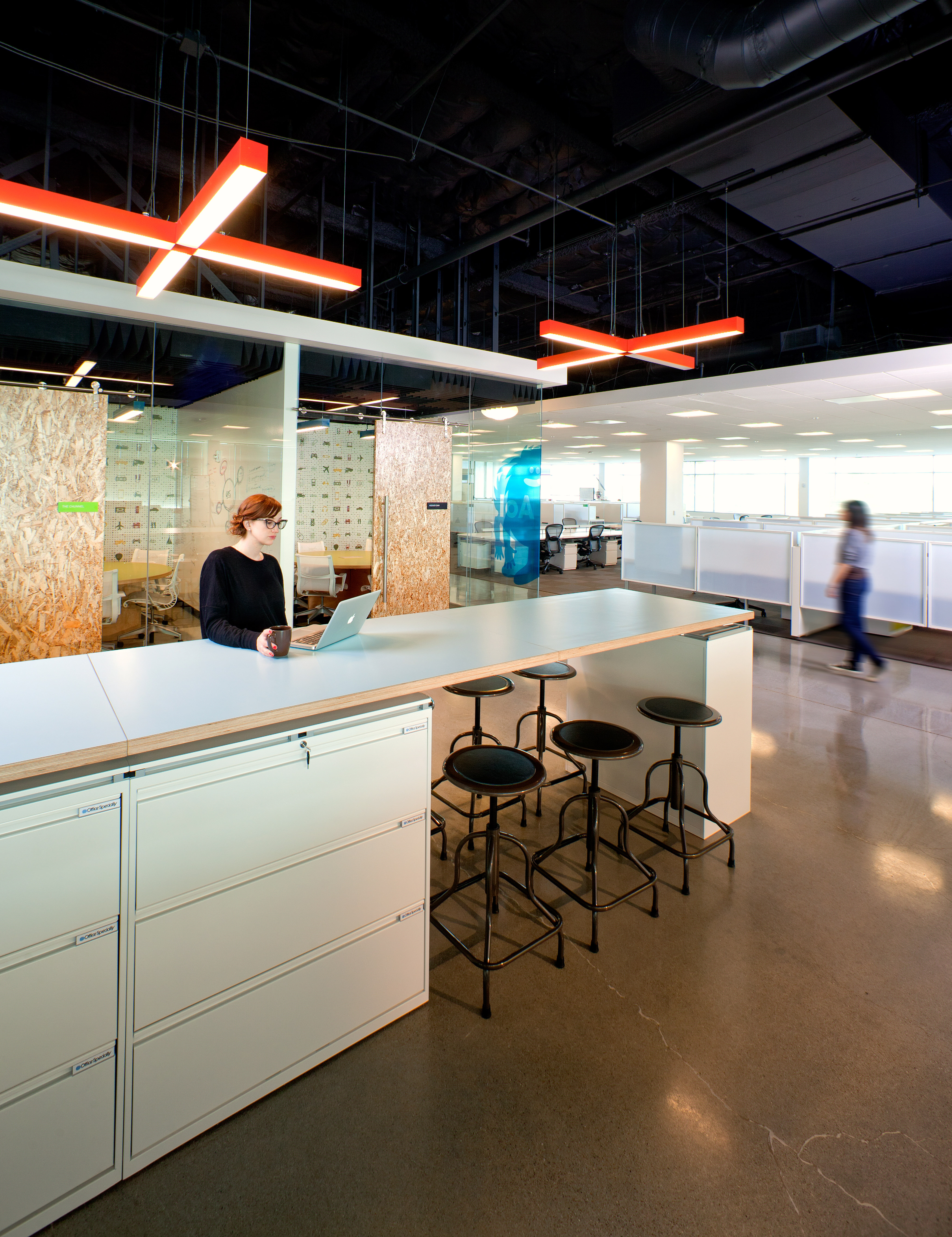 Табличка закрыто. Офис закрылись. Офис закрылись. Перегородки опен спейс. Табличка закрыто.