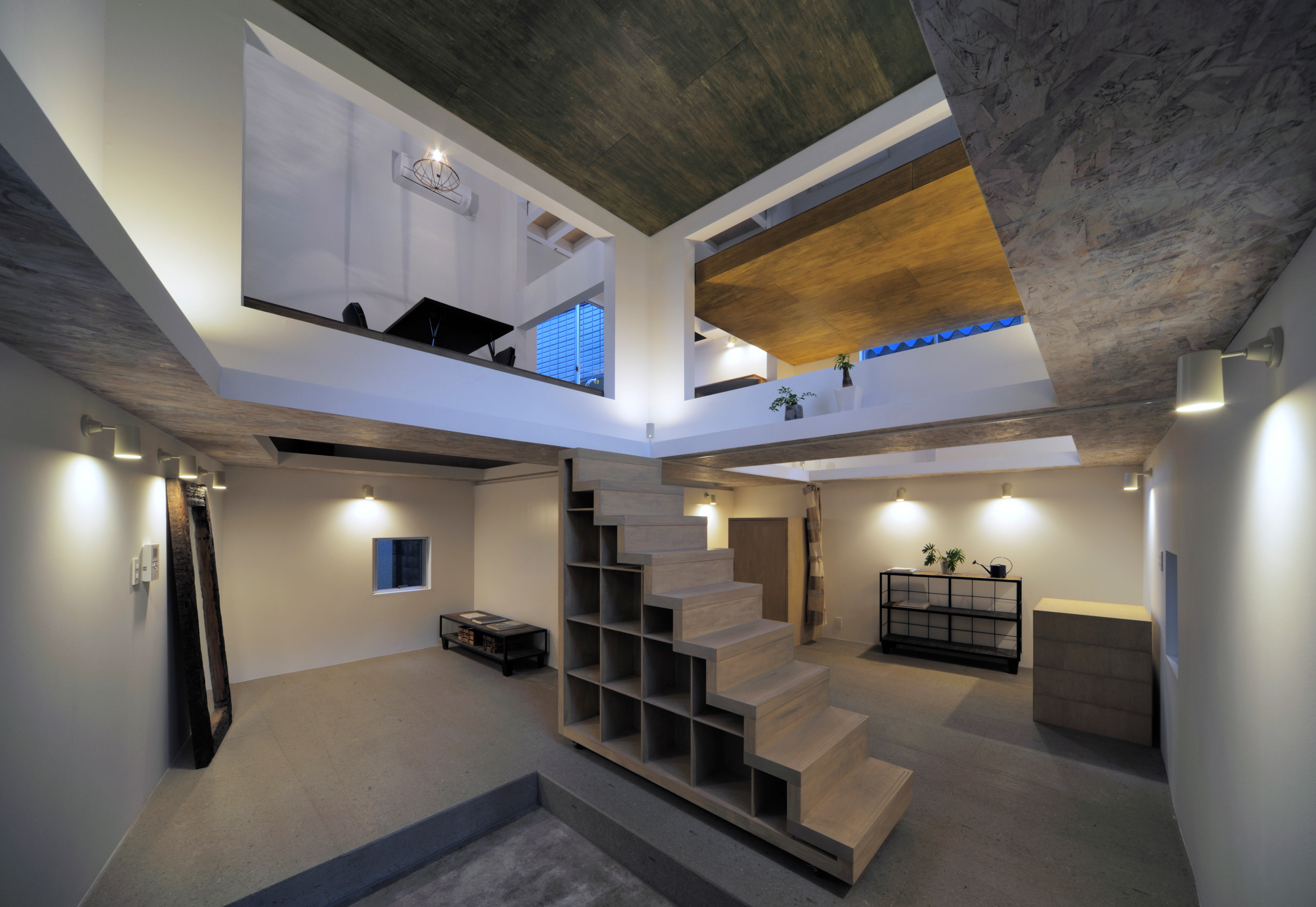Четвертый этаж в доме. House Hiroyuki Shinozaki Architects. Двухэтажный подвал. Двухэтажный цокольный этаж. Дом с цокольным этажом.