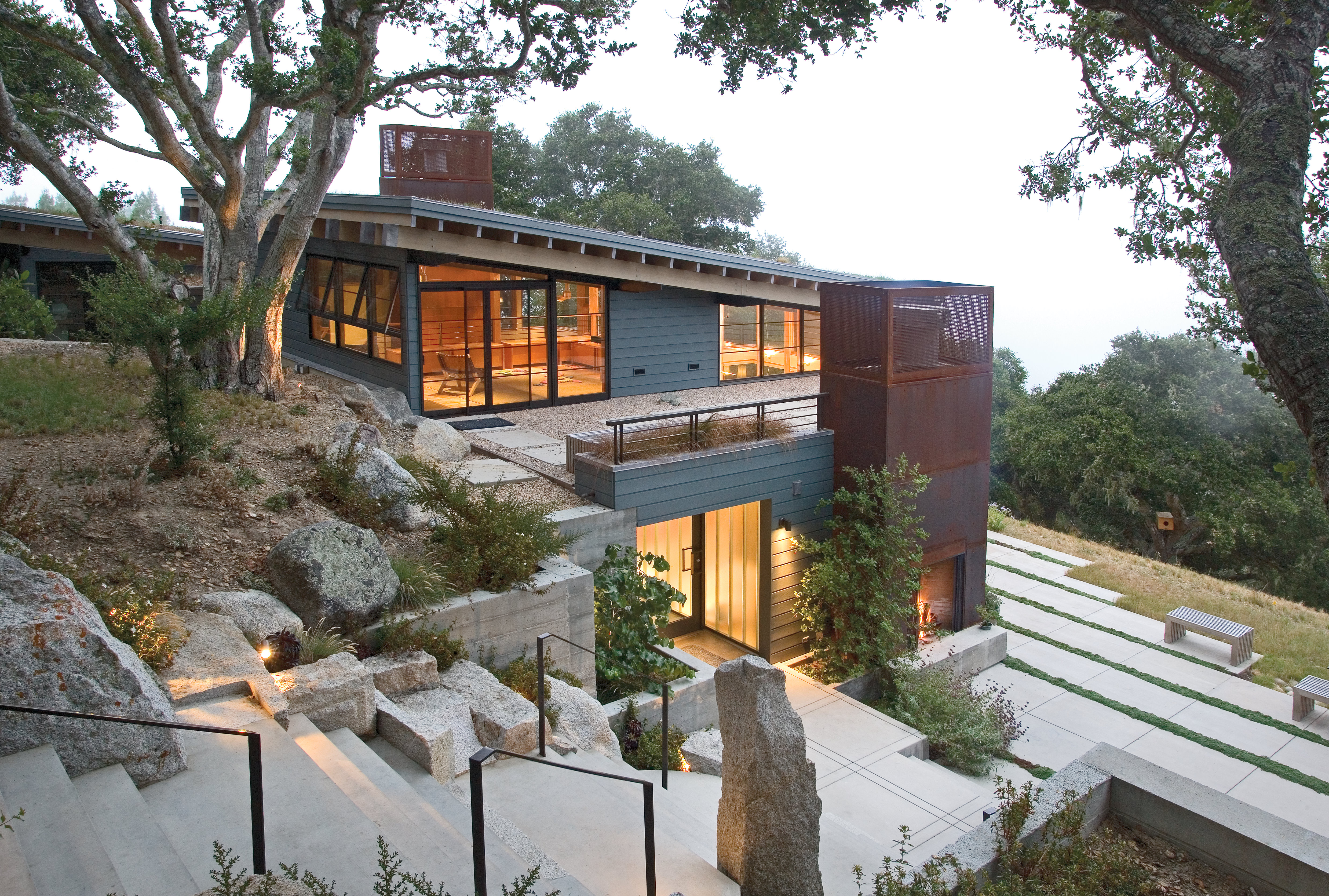 Строительство на холмах. Модернистский дом в США частная архитектура. Тини Хаус на склоне.