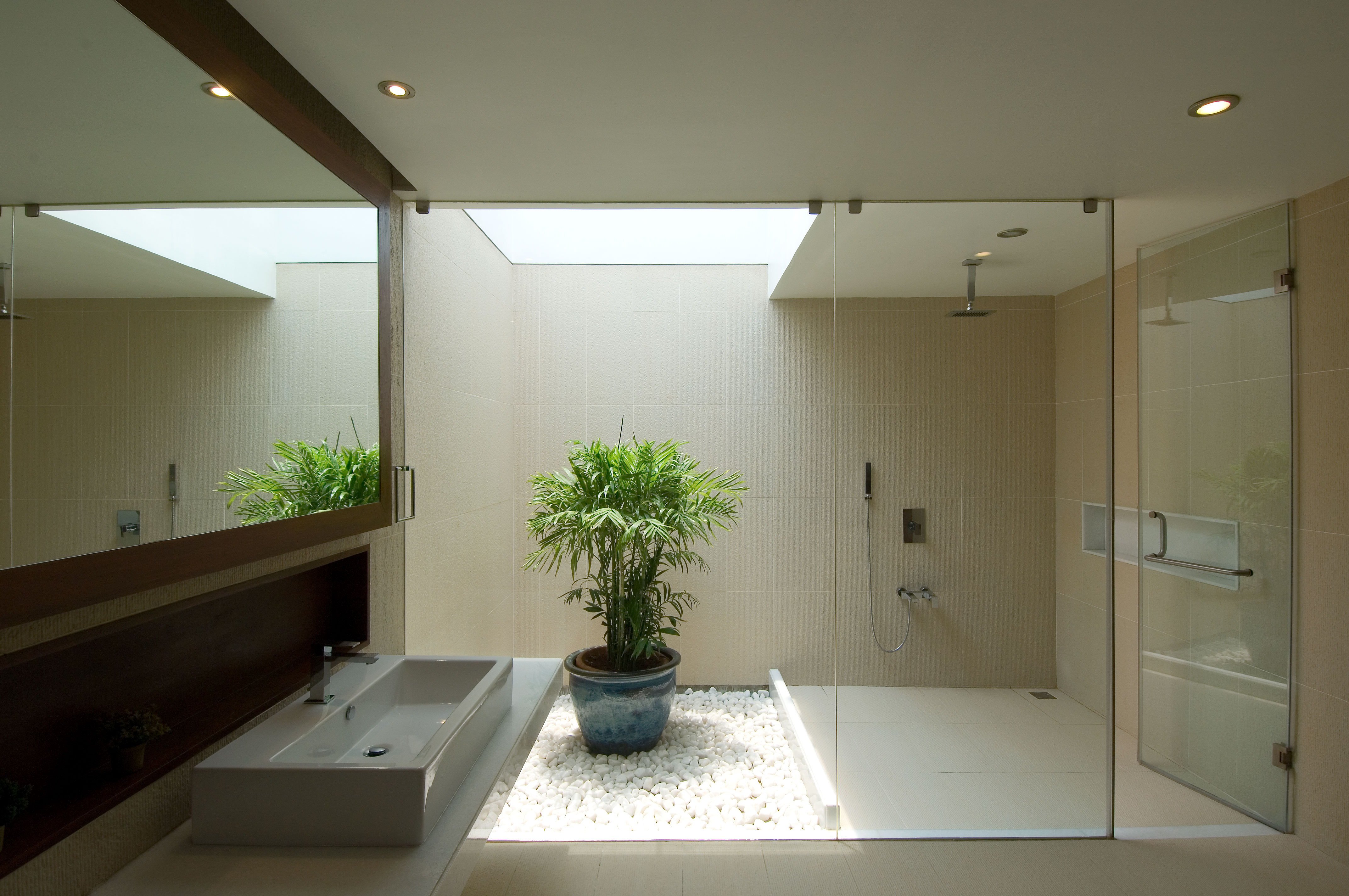 Цветы в ванной без окон. Ванная комната в стиле Минимализм. Ванная комната с растениями. Душевая в японском стиле. Интерьер ванной комнаты в стиле Минимализм.