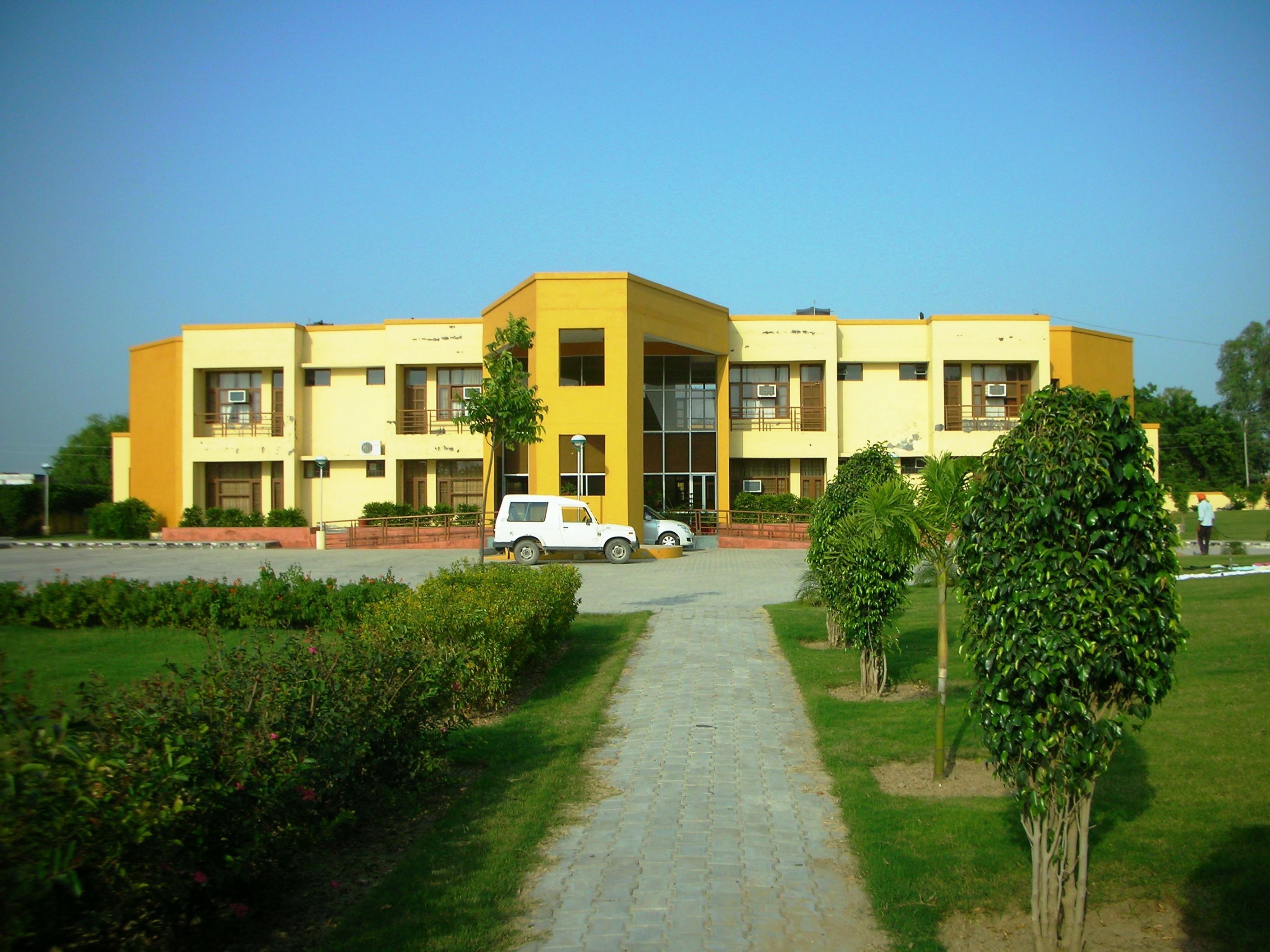 YATRI NIWAS, TALWANDI SABO, PUNJAB Architizer