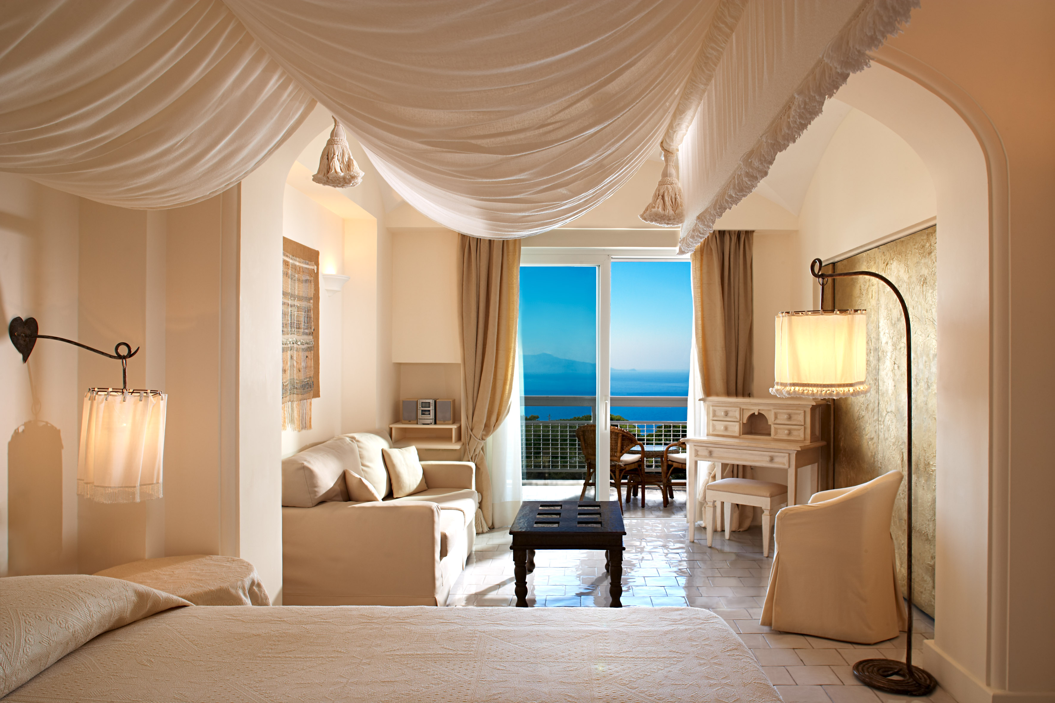 Deluxe sea room. Джумейра капри. Capri Palace. Отель Джумейра на капри. Спальня в греческом стиле.