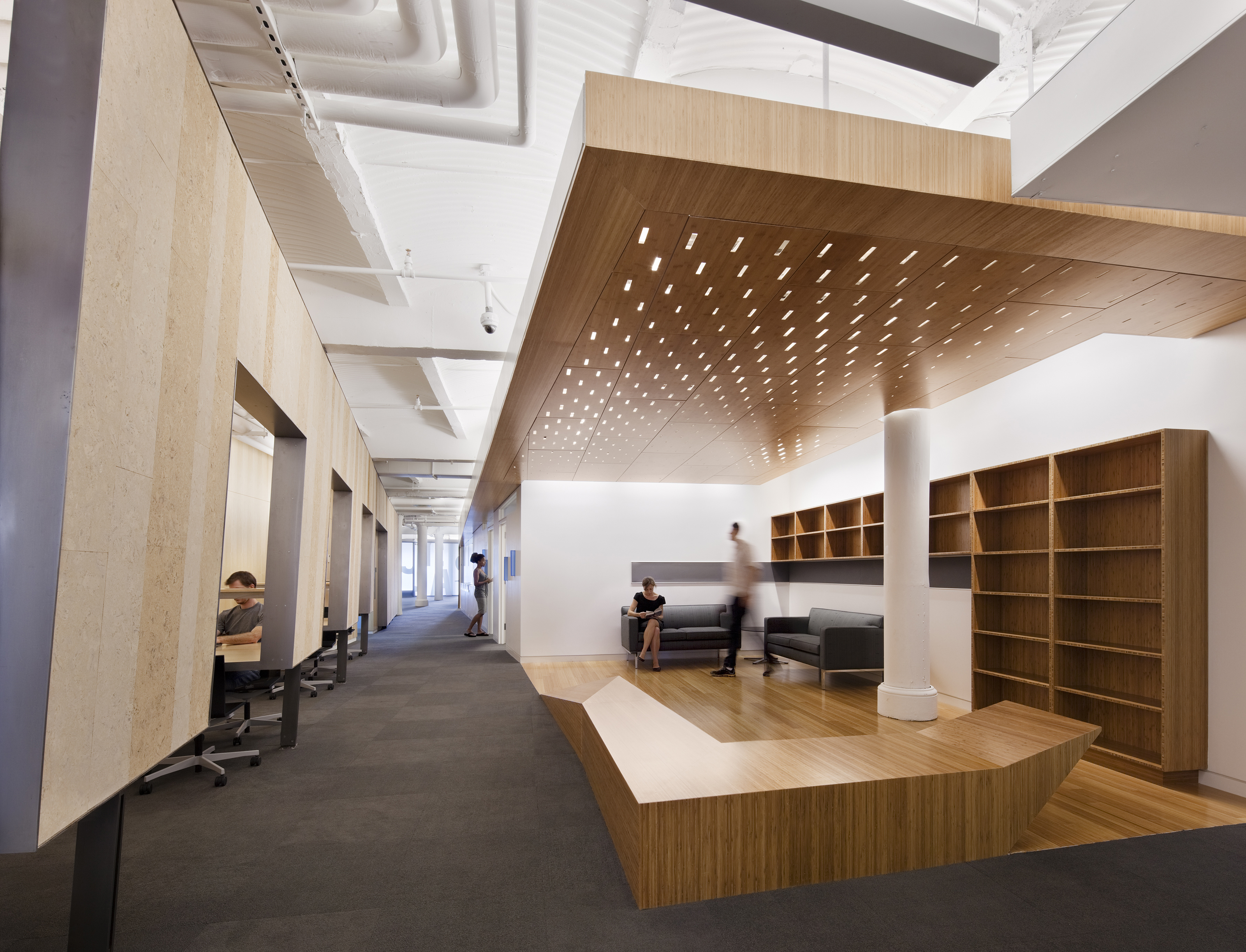 Идеи дизайна деревянных потолков — 21 дизайнерская комната с деревянными потолками