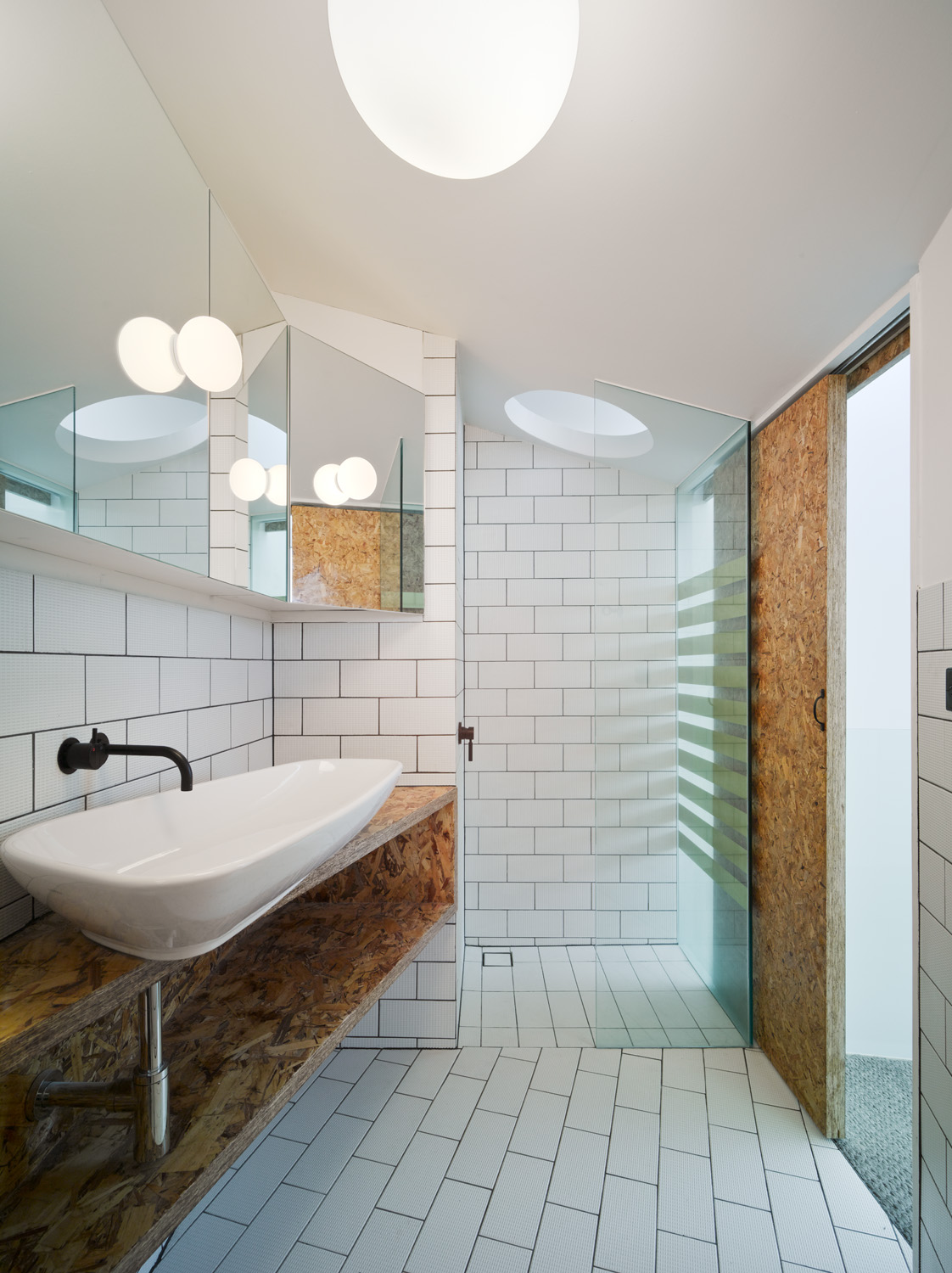 Shower house. Интерьер ванной 2021. Ванна интерьер ОСБ. Ванная комната из пеноблоков. Идеальная плитка в ванную.