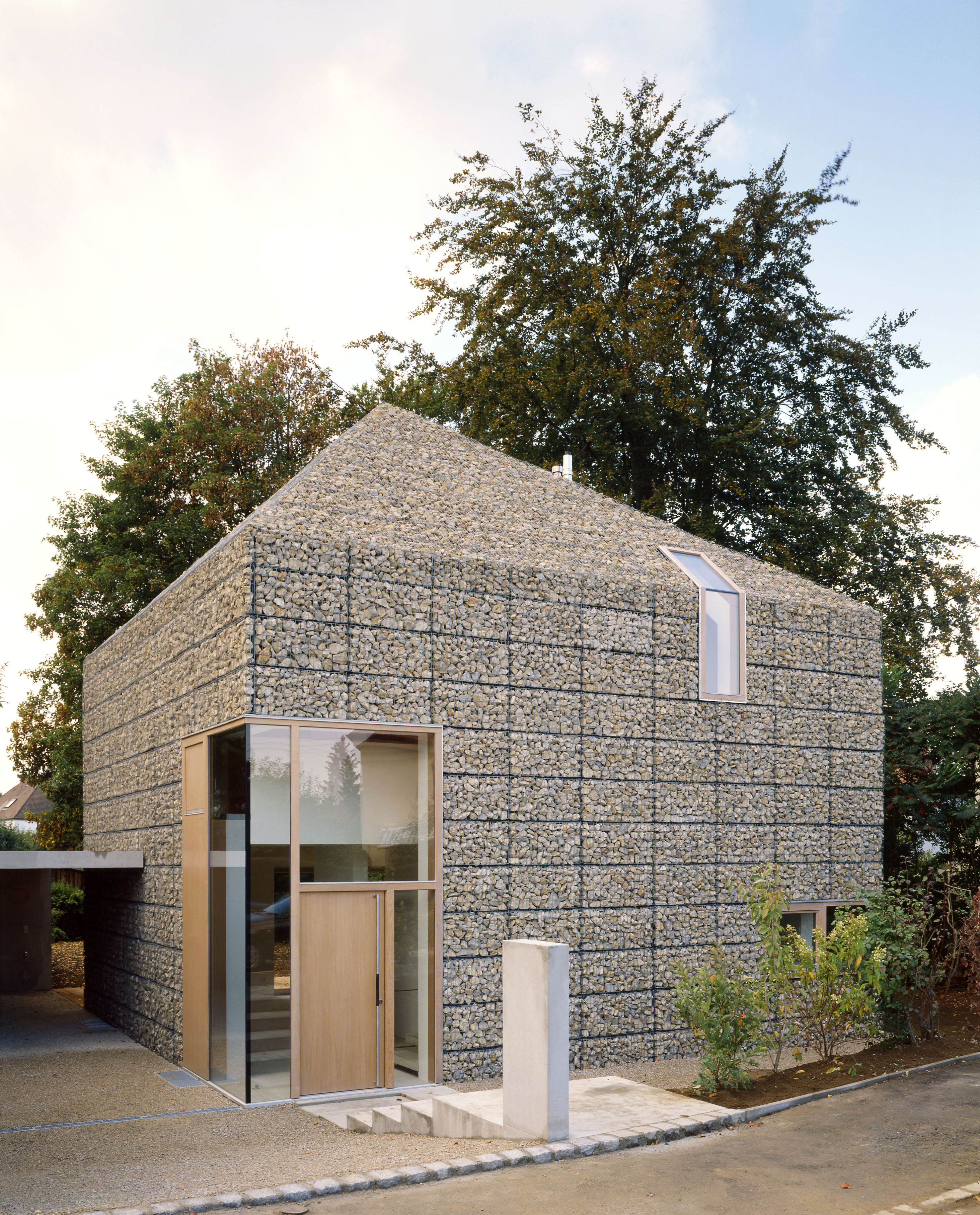 Houses made of bricks. Домик из габионов. Фасад из габионов. Отделка фасада габионами. Бетонный дом.