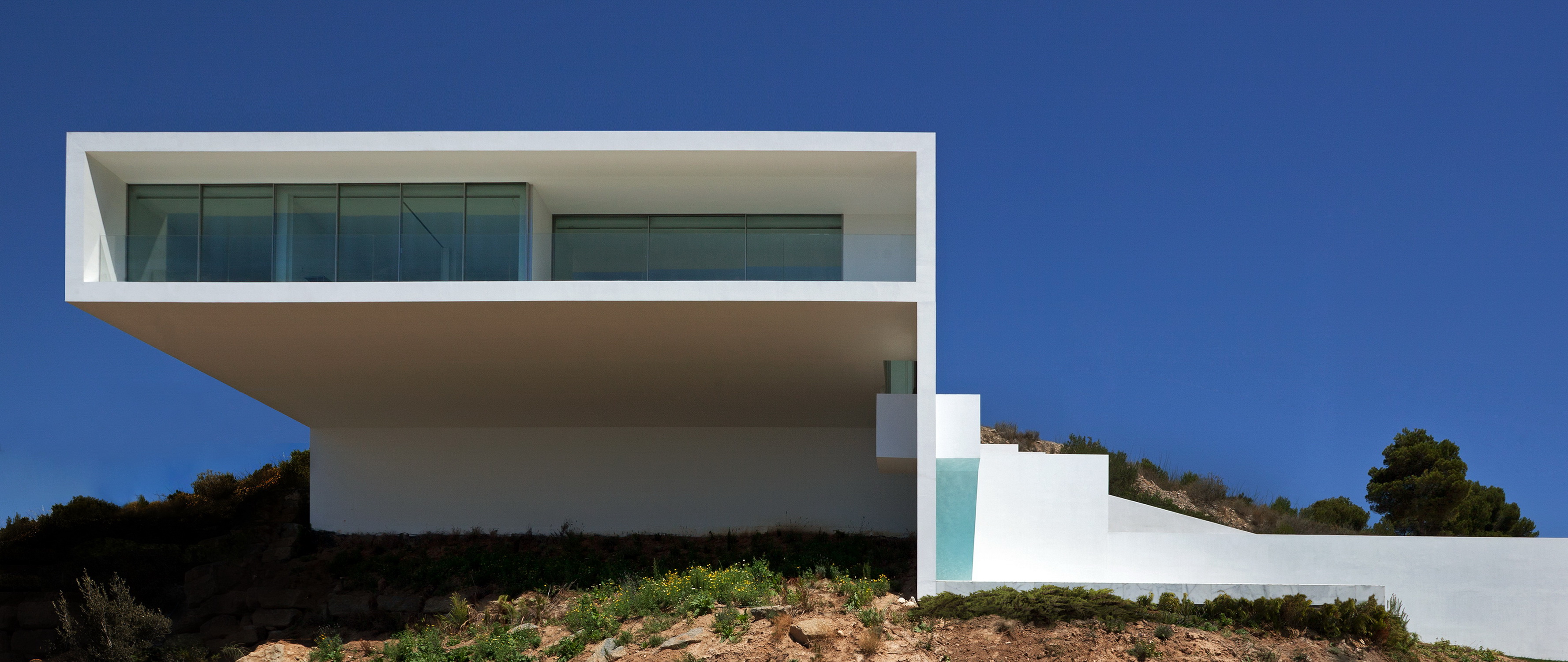 House on Cliffside by Fran Silvestre Arquitectos, Spain, featuring Vitrocsa glass windows