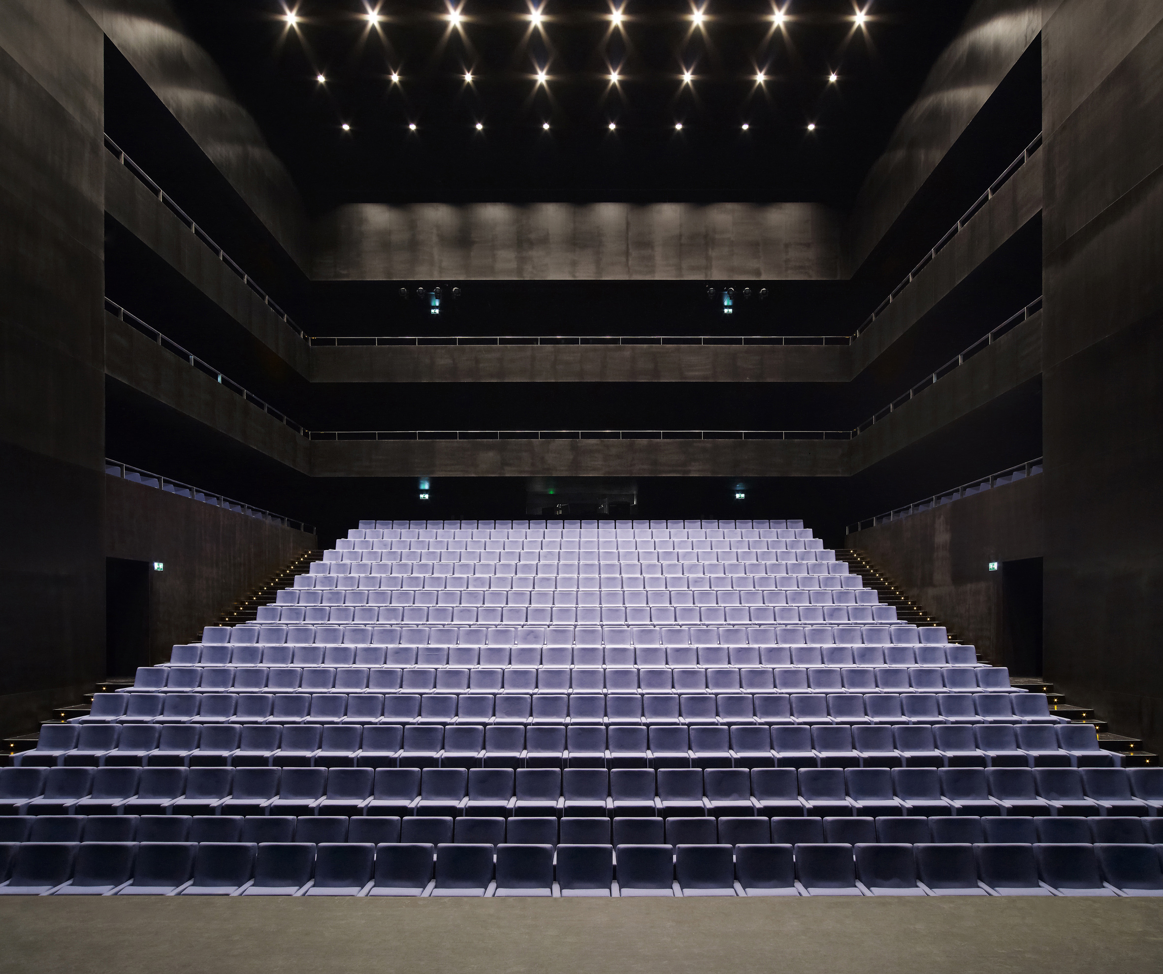 Пустой концертный зал. Театральный зал Аудиториум. Аудиториум Салливан. Современный театр. Интерьер театрального зала.